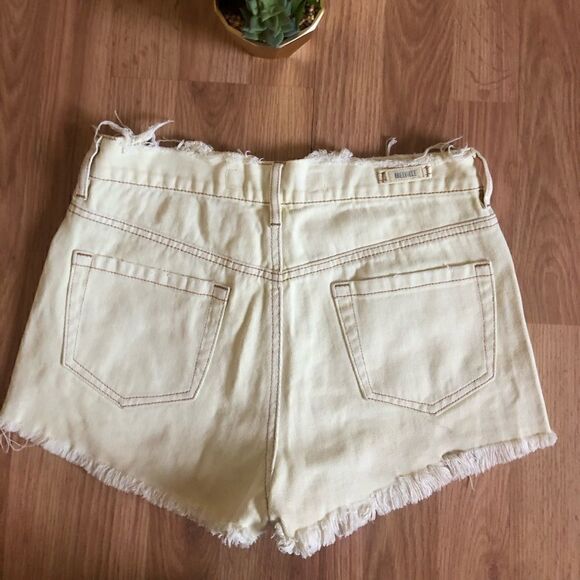BRANDY MELVILLE Hi-Waisted Distressed Denim Shorts - Picture 7 of 7